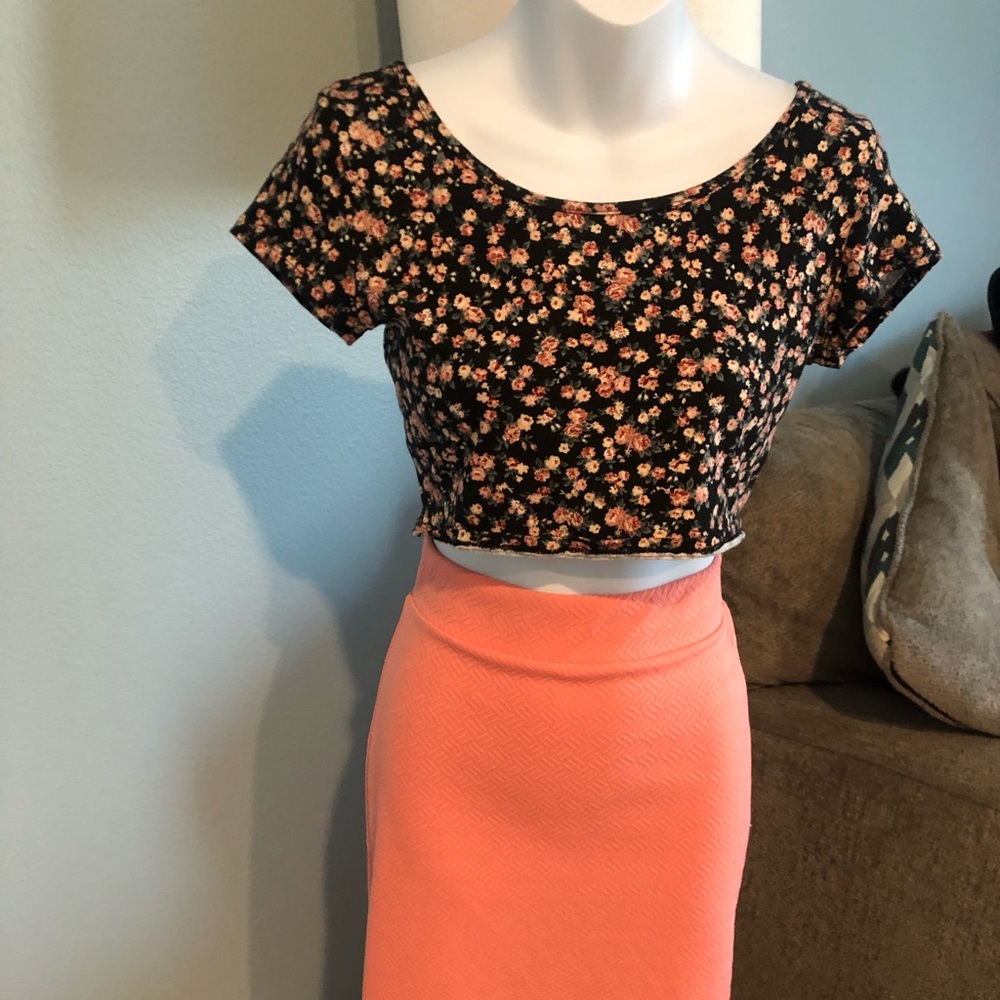 Cute cropped flowered top cross cross back